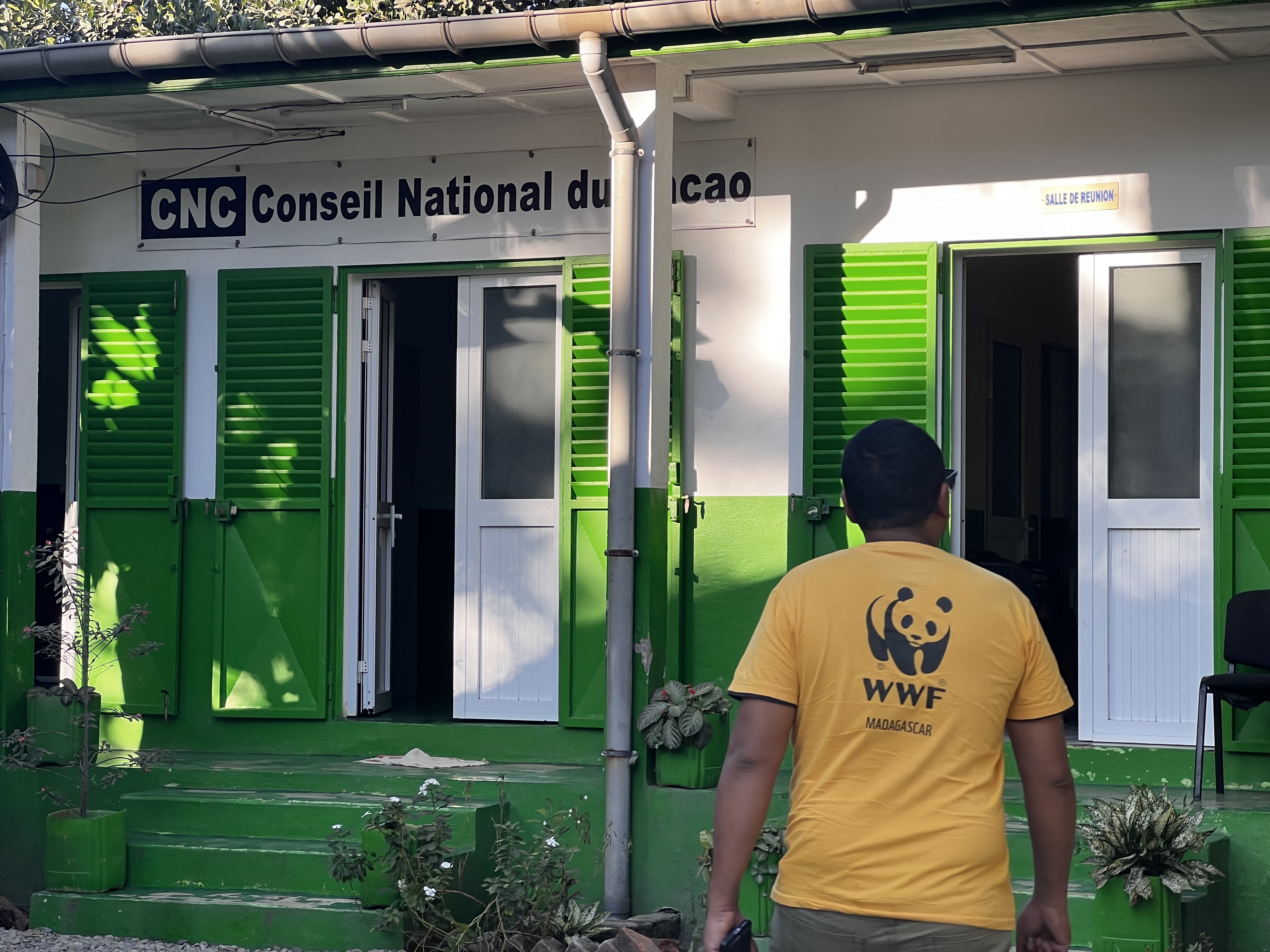 Santatra Razafindratsimba, DFCD's Origination Lead for WWF Madagascar, visits the National Cocoa Council, Tony Rakotondramanana / WWF Madagascar